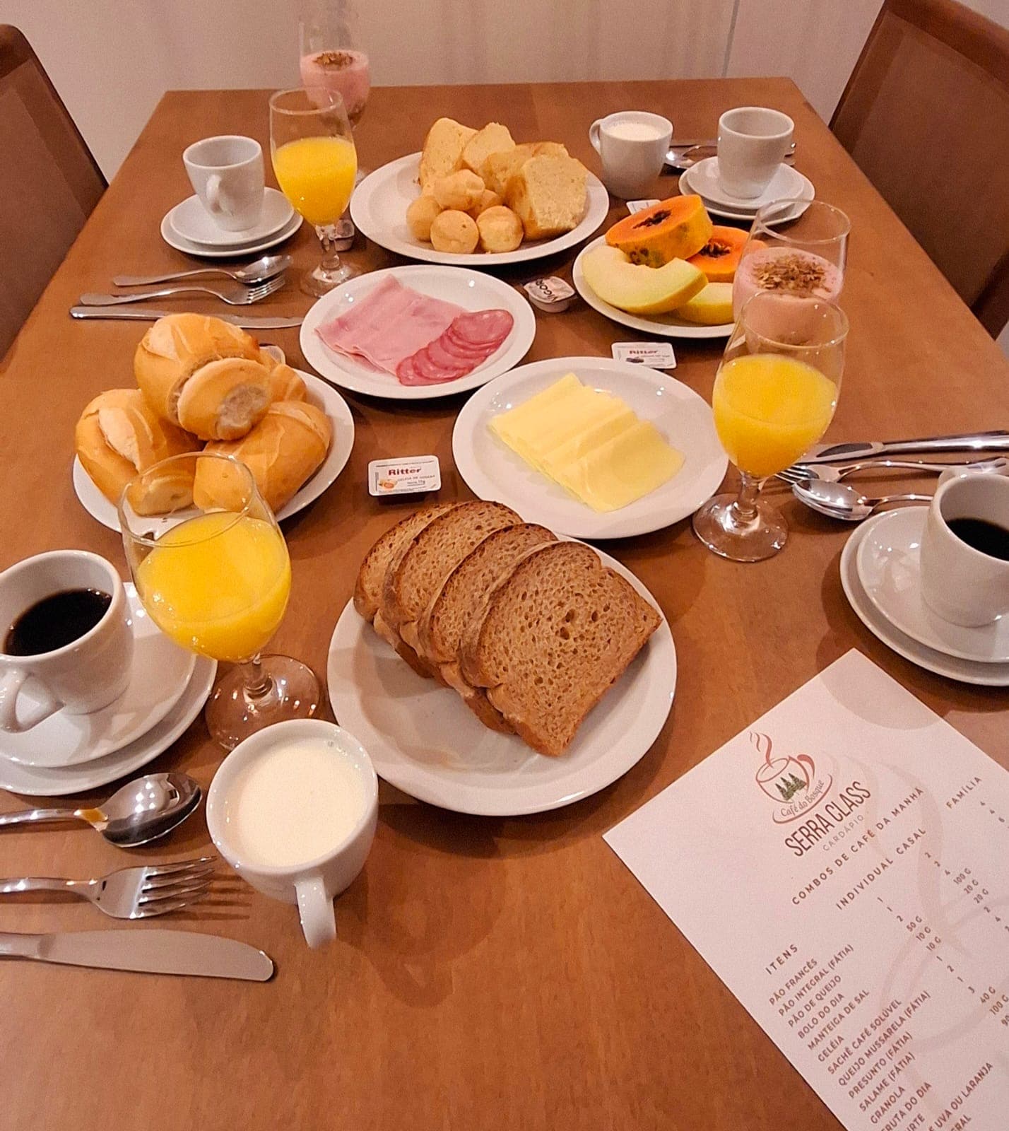 3 opções de combos de café da manhã que podem ser solicitados nos apartamentos.